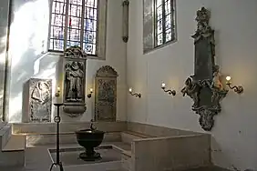 Taufbecken (1468), Deckel von Ulrich Henn (1964), Epitaphe aus dem 16. und 17. Jahrhundert