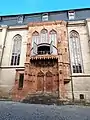 Brautportal mit Posaunenchor im geöffneten Bogenfeld