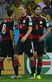 Höwedes während des WM-Halbfinalspiels 2014 gegen Brasilien mit Mesut Özil und Sami Khedira