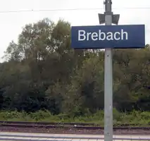 Bahnsteig mit Stationsschild,im Hintergrund das verwucherte Gleis, welches im Sommer 2016 entfernt wurde
