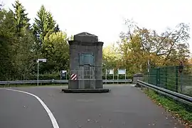 Türmchen mit drei Gedenktafeln