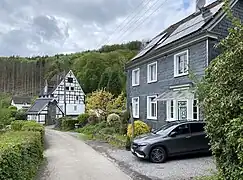 Breitenbruch 1 (rechts)hinten: Baudenkmäler 2/3 und Kleinschmiede