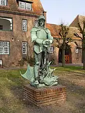 Statue des heiligen Michael vor dem Rosenhof der Egestorff-Stiftung im Bremer Stadtteil Osterholz
