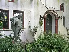 Ringer vor dem maurischen HausFoto: 2006