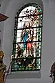 Südöstliches Kirchenfenster im Presbyterium mit Schutzengeldarstellung