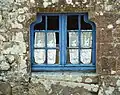 Schulterbogen über einem Fenster (Marktplatz von Locronan, Bretagne)