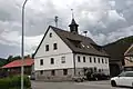 Ehemaliges Bürgermeisteramt, heute Wohnhaus. Es werden noch immer die Bewohner von der Glocke im Glockentürmchen stündlich an die Uhrzeit erinnert.