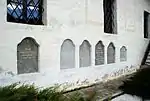 Alte Grabsteine in der Langhauswand der Kirche