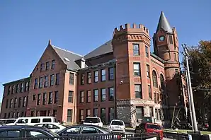 Ehemaliges Fairfield County Courthouse in Bridgeport (2017). Das Courthouse wurde 1888 im Stile des Richardsonian Romanesque errichtet und wird bis heute für Gerichtsverhandlungen genutzt. Im Januar 1982 wurde das Gebäude in das NRHP eingetragen.