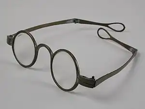 Knickstangenbrille, horizontal klappbare Seitenarme
