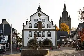 Blick über den Markt auf das Rathaus und die Propsteikirche, im Vordergrund der Petrusbrunnen