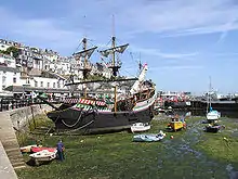 Nachbau der Golden Hinde von Sir Francis Drake im Hafen