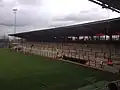 Die Hintertortribüne ist der frühere Dane Bank Stand aus dem Victoria Stadium in Northwich, das 2013 abgerissen wurde.