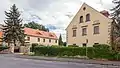 Wohnstallhaus und Seitengebäude (mit Auszüglerwohnung), Torpfeiler und Hofmauer eines ehemaligen Dreiseithofes
