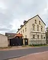 Wohnhaus und Toreinfahrt eines Bauernhofes
