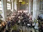 Die Bankhalle während eines Flohmarkts