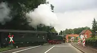 Die Museumsbahn überquert die Homfelder Straße