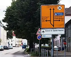 Vorwegweiser in Deutschland, an der Straße vor der Kreuzung.