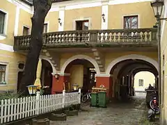 Innenhof, Altane mit Steinbalustraden