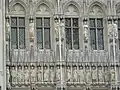 Skulpturen am linken Flügel, 2. Etage