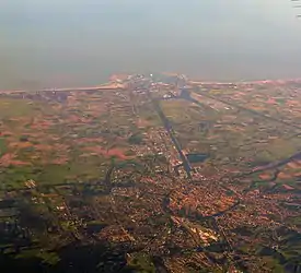 Luftbild von Brügge und dem Hafengebiet von Zeebrugge