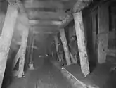 Hölzerne Verstrebungen im Tunnel