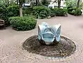 Blütenform (1976), Gartenbrunnen, Bronze, 105 cm hoch. Standort: Saselkoppel 20–22, Hamburg-Sasel