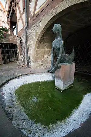 Brunnen am Gebäude