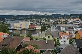 Foto einer an einem Gewässer gelegenen Stadt