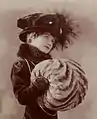 Frau mit Chinchilla-Muff
