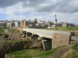 Blick auf Boddam mit der Brücke zum Buchan Ness