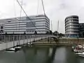 Blick zur Schifferstraße, unten Boote aus der Marina Duisburg