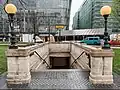 Die Balustrade am Vörösmarty tér entstand, nachdem dort 1911 das ursprüngliche Zugangsgebäude abgerissen wurde