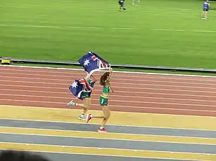 Vizeweltmeisterin Eleanor Patterson und Bronzemedaillengewinnerin Nicola Olyslagers auf einer Ehrenrunde