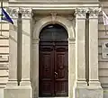 Portal mit rahmenden Doppelpilaster