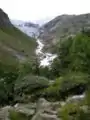 Der Folgefonna mit der Gletscherzunge Buerbreen und dem Schmelzwasserbach