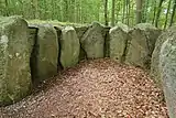 Tragsteinlücken mit Steinplatten ausgefüllt.