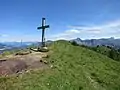 Der Bullerschkopf; das Gipfelkreuz befindet sich nicht genau auf dem höchsten Punkt