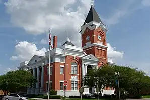 Bulloch County Courthouse (2017) in Statesboro. Das Courthouse wurde 1894 erbaut und weist Elemente aus Neoklassizismus und Queen-Anne-Stil auf. Im September 1980 wurde das Gerichts- und Verwaltungsgebäude in das NRHP eingetragen und seitdem umfassend restauriert.