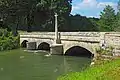 Flurkreuz und Brücke über die Seine