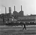 Der Walsumer Hafen 1962 mit Kohleschiff, dahinter die Zeche und das Kraftwerk