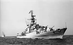 Die Fregatte Karlsruhe vor der Yacht Norge des norwegischen Königs, 1973