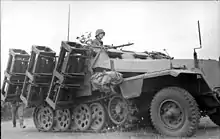 Montage eines schweren Wurfrahmens 40 an Sd.Kfz. 251 der 24. Panzer-Division und Beladen mit Wurfkörpern, Woronesch, Sommer 1942