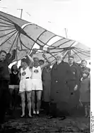 Lilienthal bei einer Vorführung des Gleitflugzeugs seines Bruders in den Gatower Bergen bei Berlin (1930)