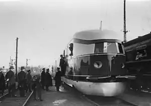 Der Schnelltriebwagen vor seiner ersten Probefahrt nach Hamburg auf dem Lehrter Bahnhof in Berlin
