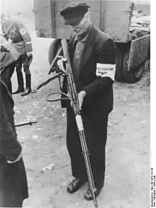 Volkssturmmann 1944 mit inoffizieller Armbinde