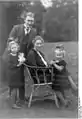 Ehepaar Schröder in Neuenbrock mit den Töchtern Erica und Gertrud, nach 1926