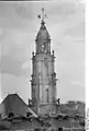 Der Turm der Kirche ragt über die Dächer (zwischen 1928 und 1944)