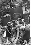 Kranzniederlegung am 12. Juli 1951 auf dem Zentralfriedhof Friedrichsfelde