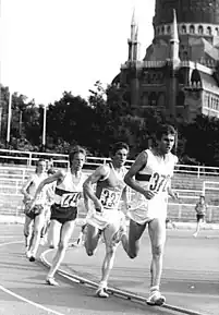 Jörg Peter (Zweiter von rechts) erreichte Platz zwölfDas Foto zeigt ihn im Heinz-Steyer-Stadion in Dresden